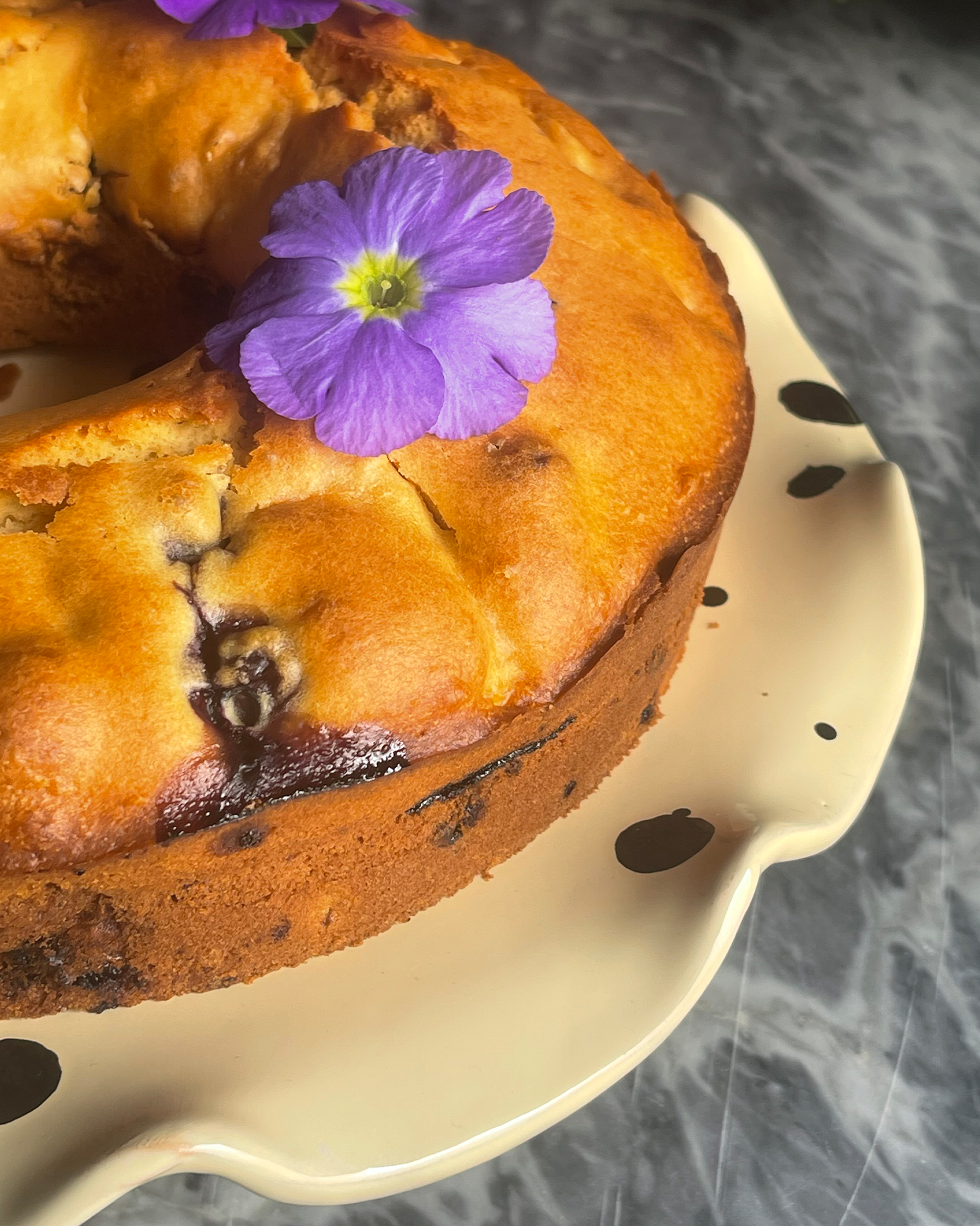 The Curvy Cake Stand
