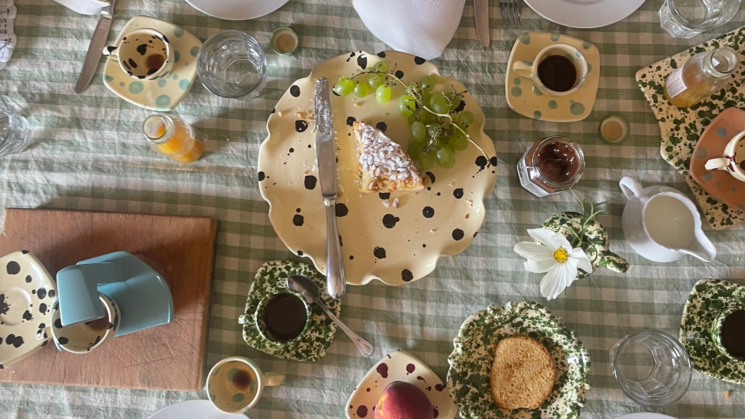 The Curvy Cake Stand