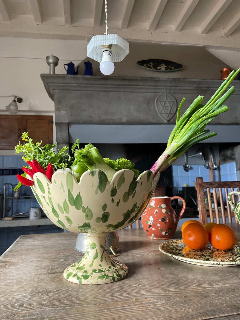 The Scalloped bowl with Stand