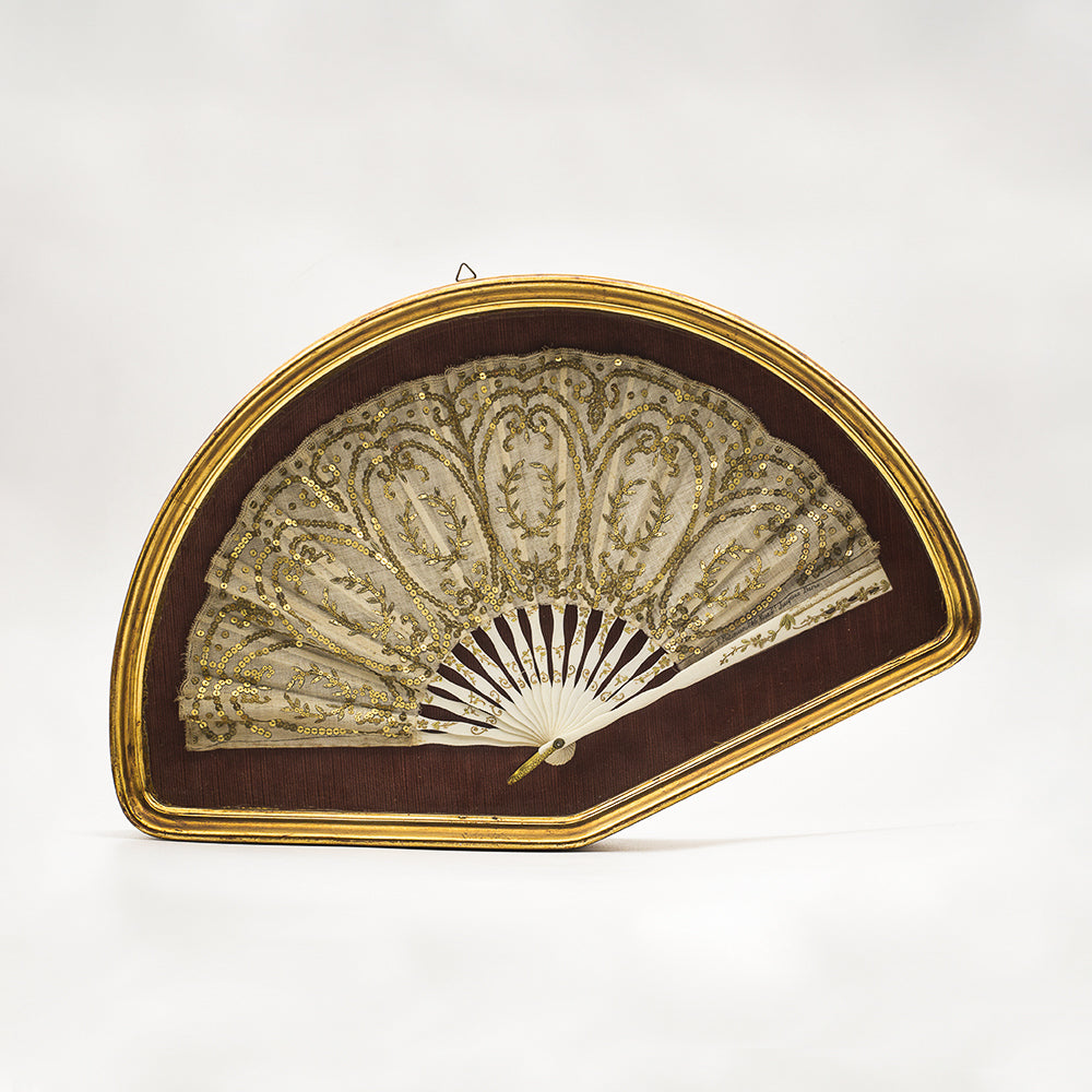 Hand fan in linen and gold with velvet collectors box