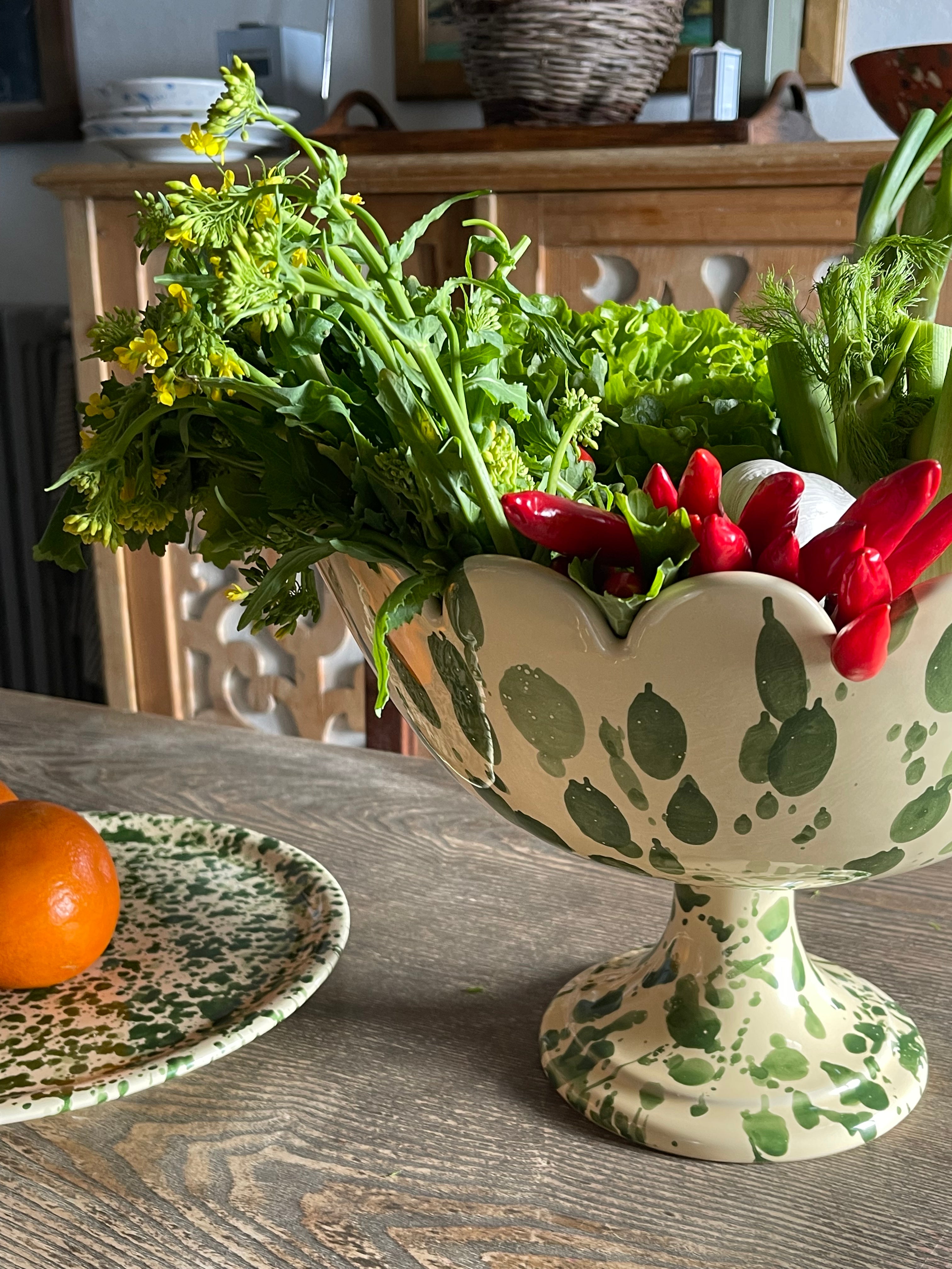 The Scalloped bowl with Stand