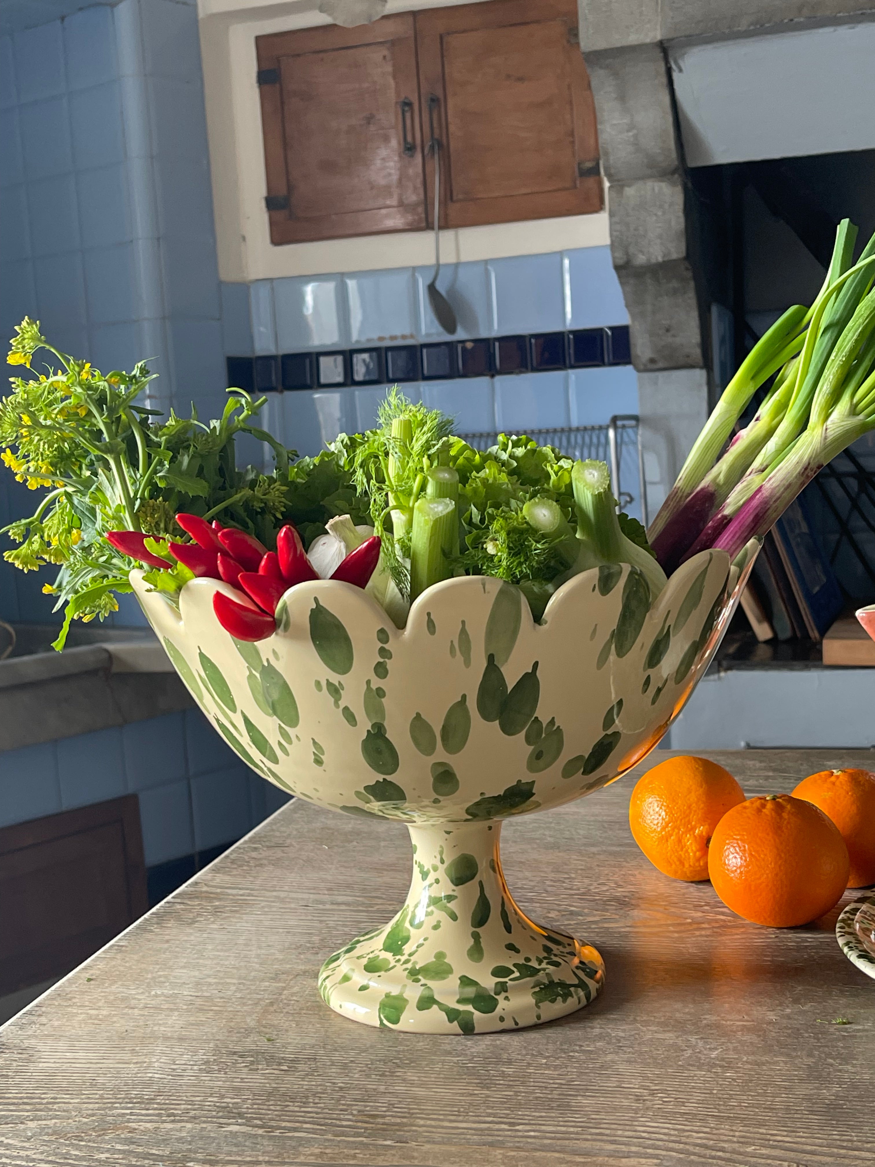 The Scalloped bowl with Stand